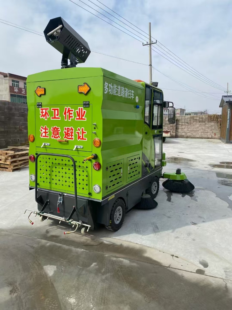 Small Electric Three-Wheel Sprinkler Truck Engineering Three-Wheel Sprinkler Truck Landscaping Three-Wheel Fog Cannon Sprinkler Truck Sweeper