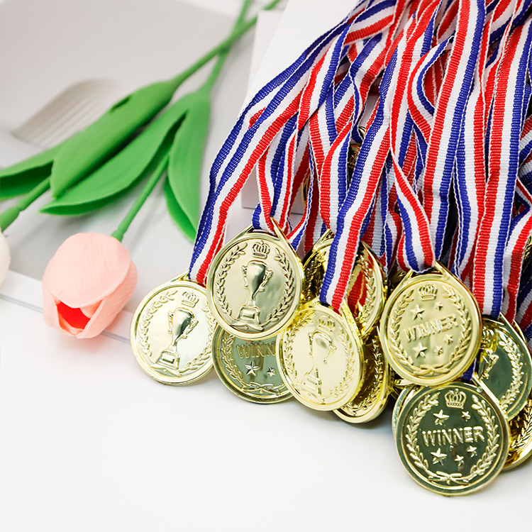 Amazon Creative Children's Plastic Trophy Kindergarten Party Honor Golden Small Trophy Medal Hanging Customized