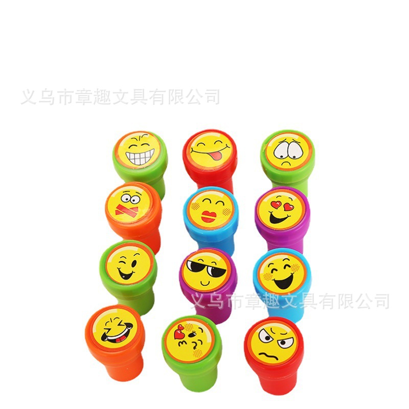 Детская миленькая улыбающаяся мордочка, кран с печатью для детского сада