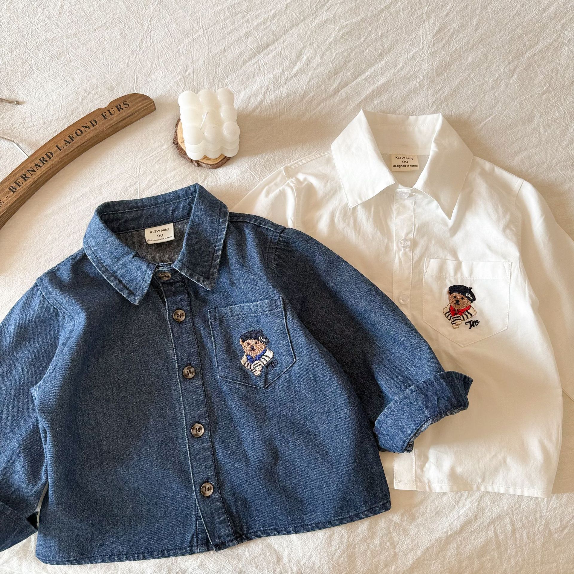 Детская рубашка 2025 года, весна-осень, для мальчиков и девочек, джинсовая с мультяшным принтом, белая рубашка с медведем