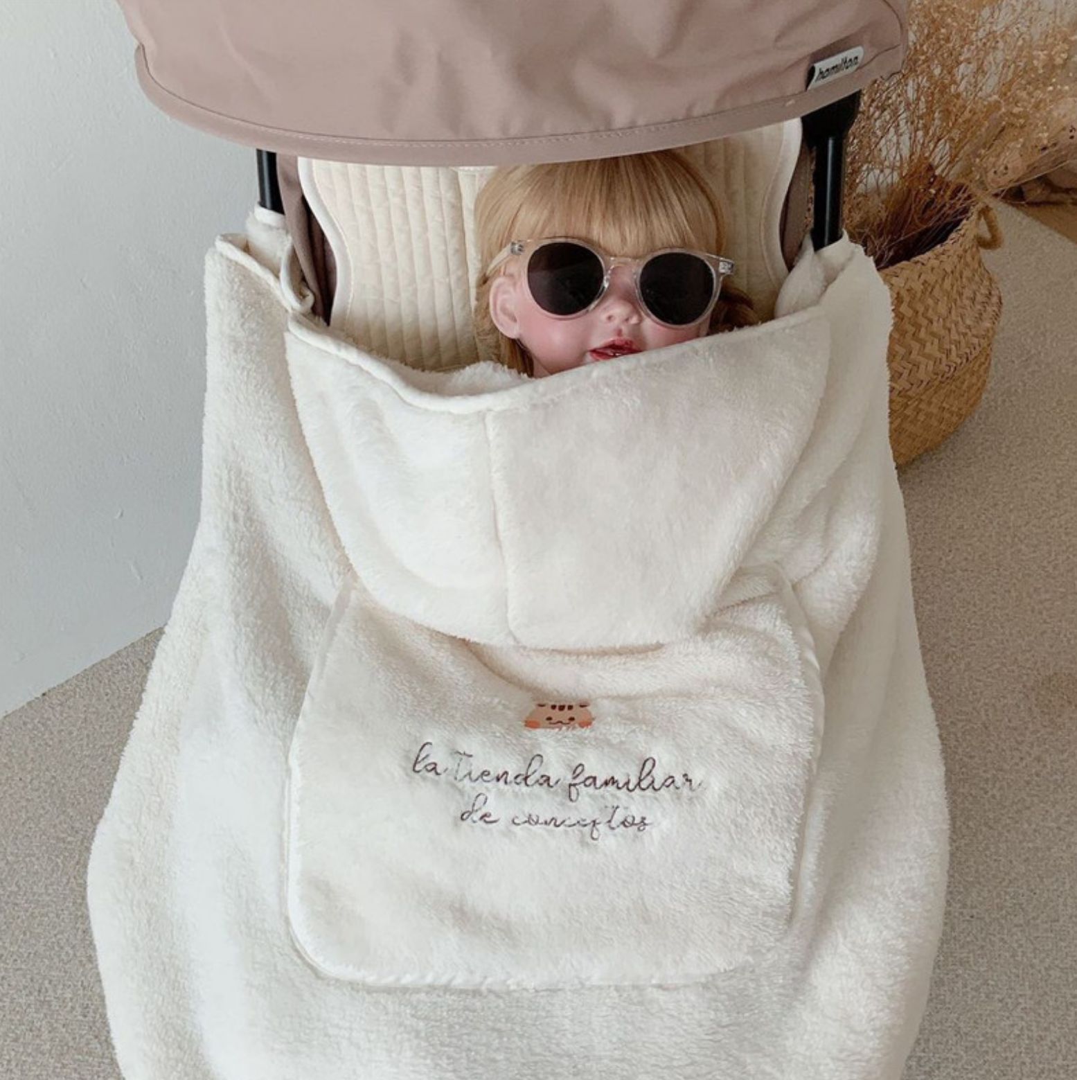 South Korea Embroidered Baby Bear Baby Strap Blanket Windshield Trolley Warm Blanket Portable Cover