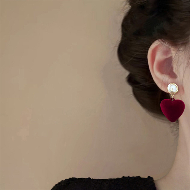 Flocking Love Pearl Earrings Women's Personality All-match Niche Design Advanced Ear Stud Elegant Earrings 2024 New Style