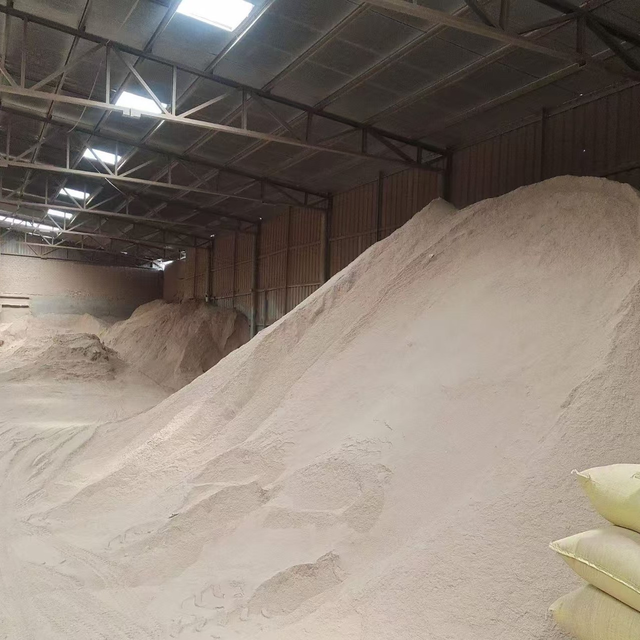 Yangmu Sawdust Sawdust Wholesale Workshop Cleaning Oil Stain Oil Field Leakage Sawdust Fermentation Bed Fungus Planting Sawdust
