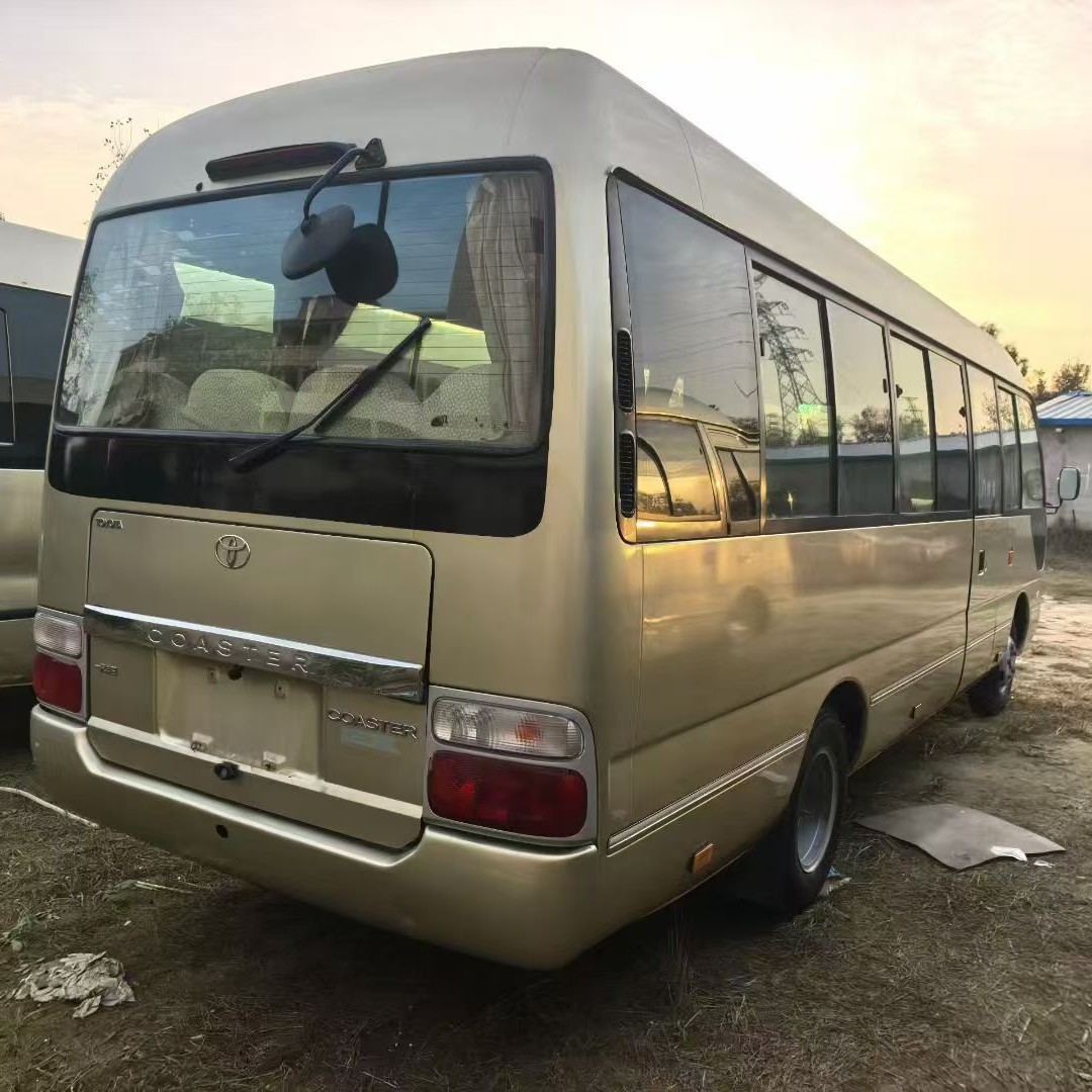 Экспорт за границу в Африку: 23-местный автобус Coaster, 14-местный Hiace, 32-местный автобус Yutong
