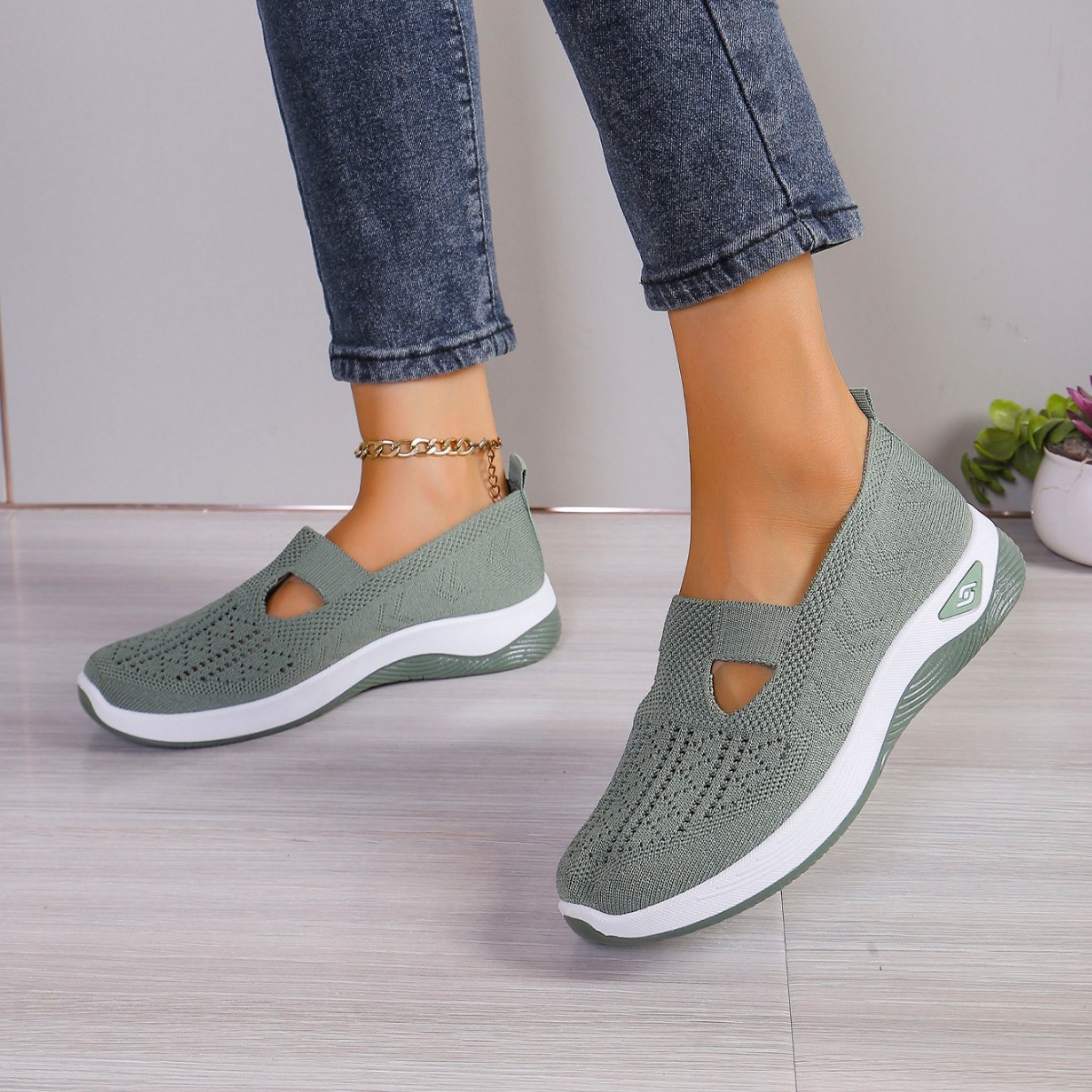 2025 Spring and Summer Cross-border TEMU plus size Casual Comfortable Women's Cloth Shoes Slip-on Flying Mesh Shoes Women's Mother Shoes