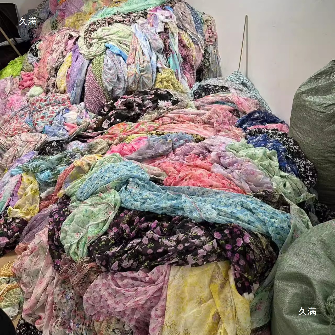 Mulberry Silk Large Pieces of Printed Crepe De Chine Fabric for Making Clothes and Dresses by the Piece