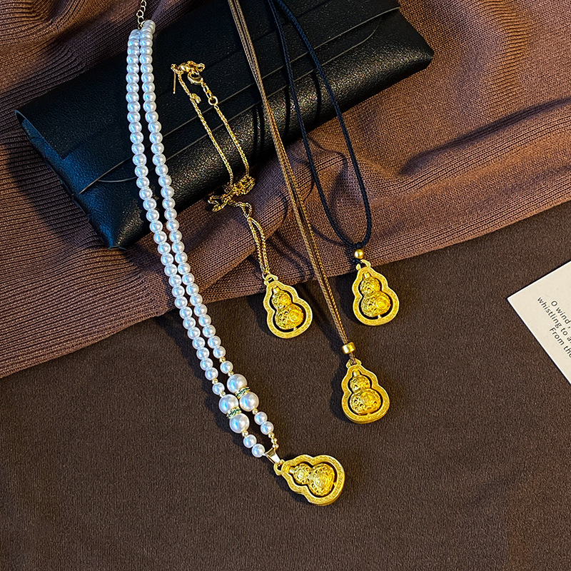 Gold-Plated Necklace for Women, Vintage Fashion Versatile Pendant with a High-End Design Sweater Chain Clothing Accessory