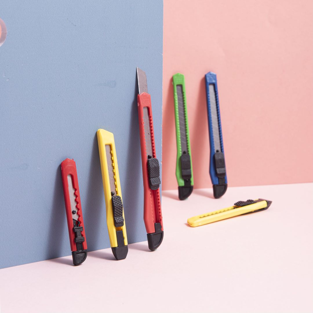Портативный маленький универсальный нож, нож для вскрытия коробок, безопасный нож для бумаги для студентов, оптовая продажа пластикового ножа для обоев