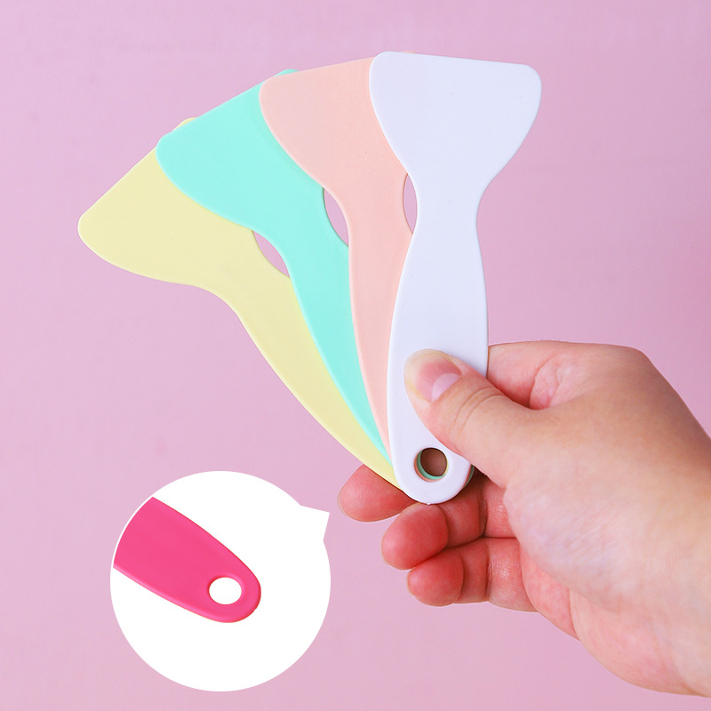 Small yellow shovel plastic small scraper multi-function scraper defrosting and removing ice and snow shovel hand account tool cleaning scraper