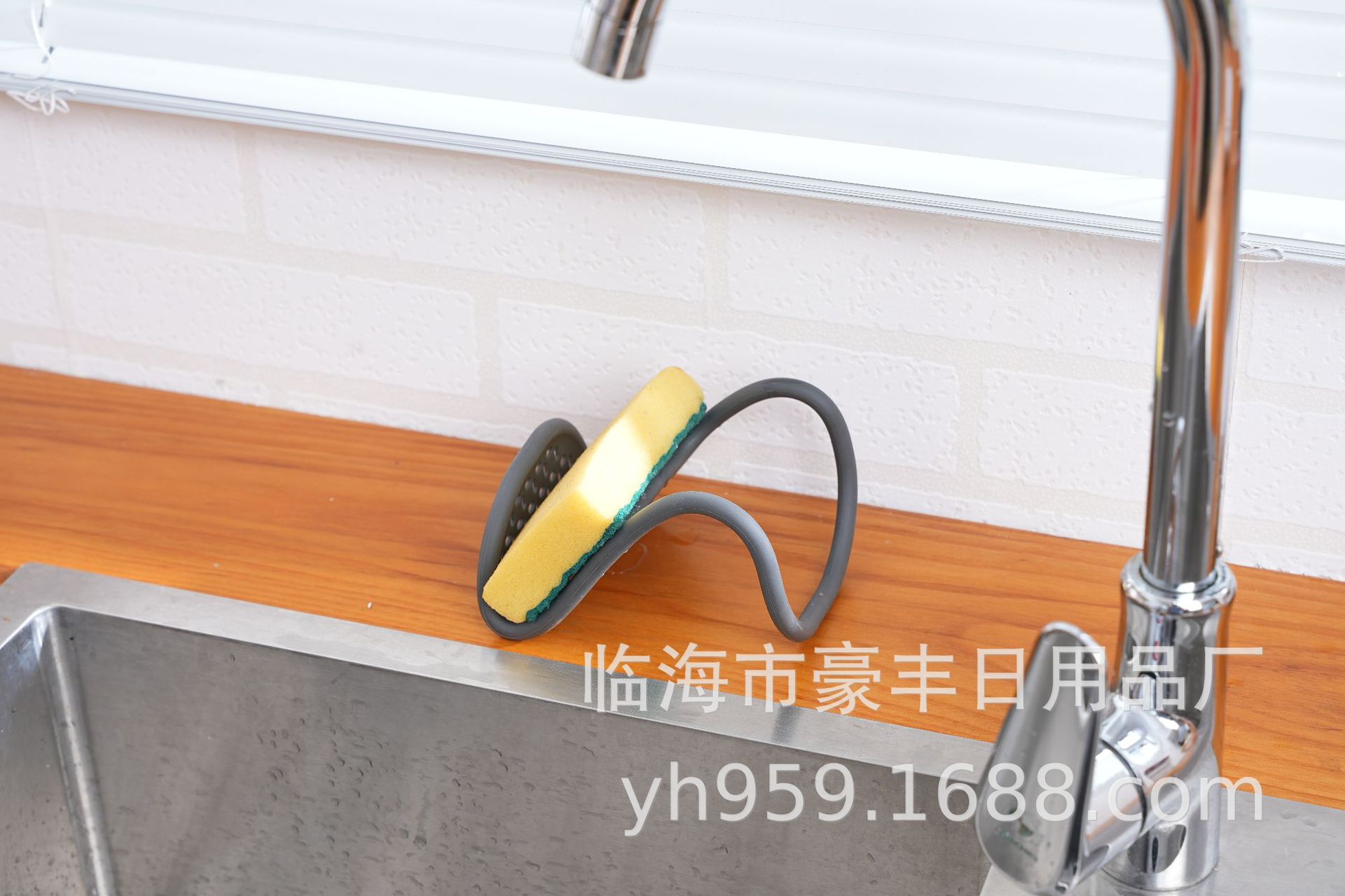 Factory wholesale kitchen drain basket hanging folding curved faucet scouring pad draining rack wall hanging kitchen sink