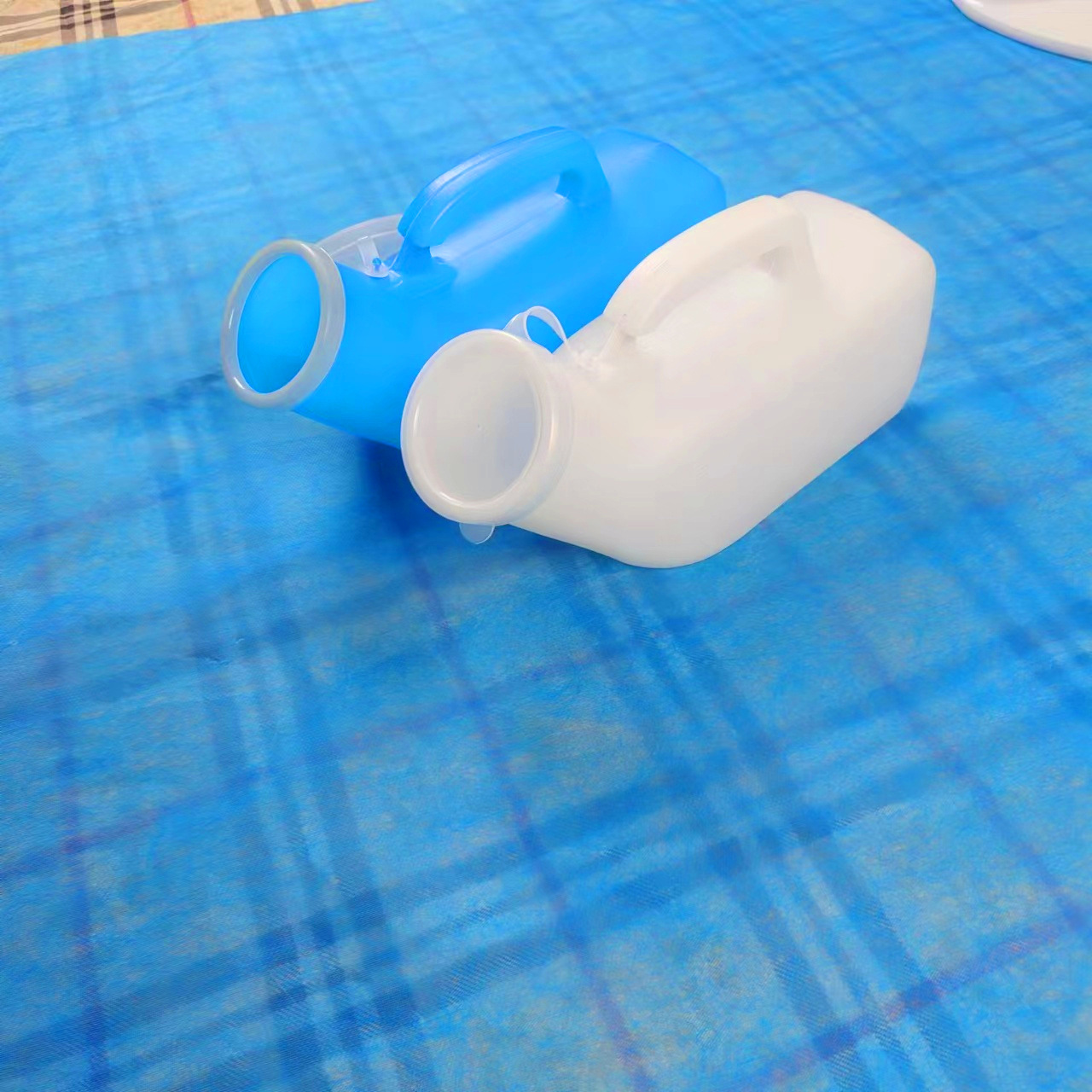 Men's urinal 1200ml nursing urinal household anti-scratch hospital supplies portable sealing cover