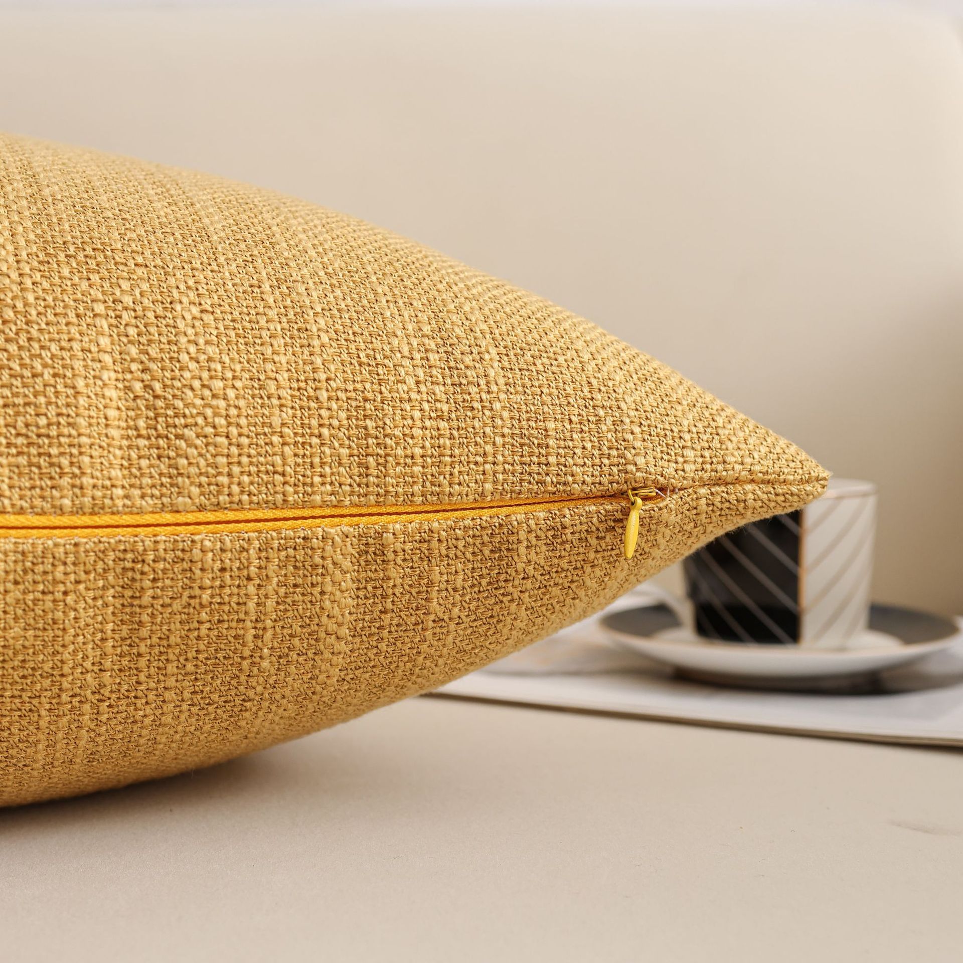 The new grain linen pillow case is specially designed for Amazon AliExpress to spell more cross-border platforms.