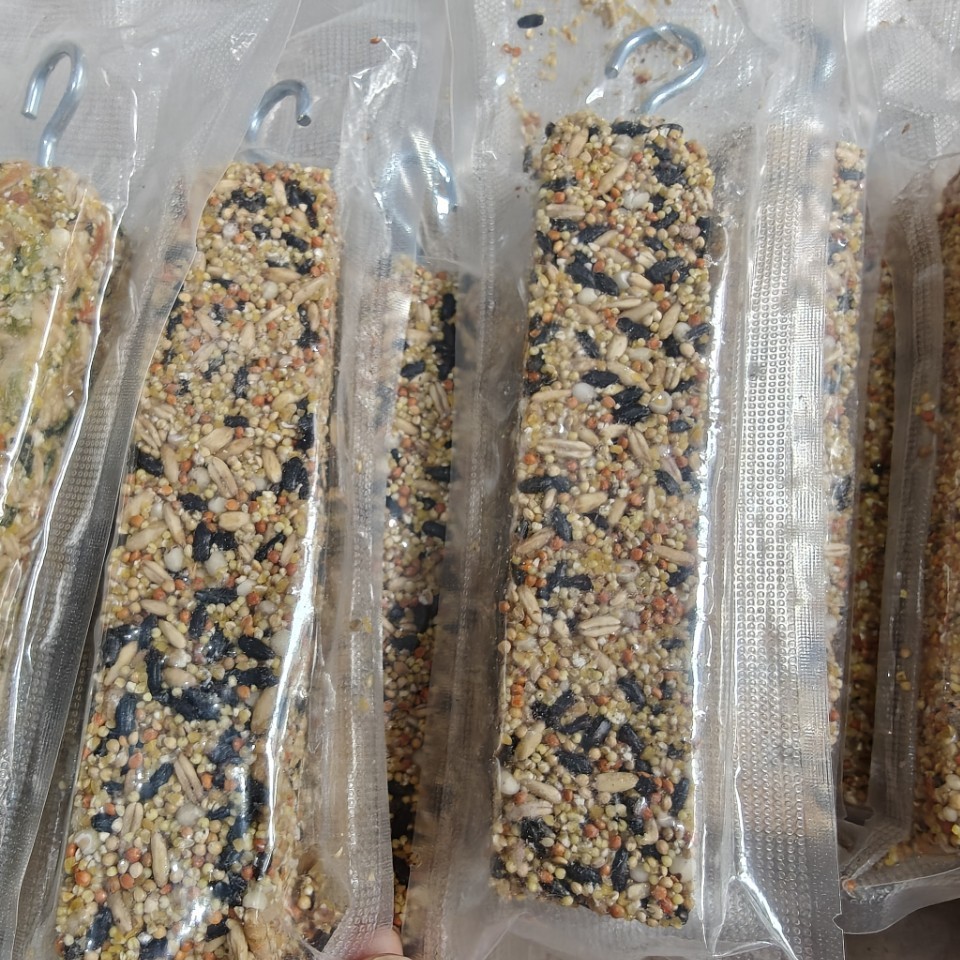 Tiger Skin Peony Cockatiel Teething Stick Bird Training Chewing Toy Mouth Grinding Reward Cereal Snacks