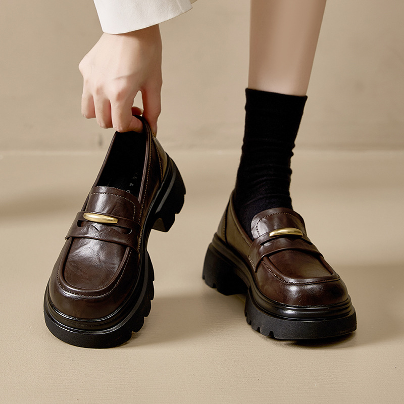 2025 Autumn/Winter British Retro Thick-Soled Height-Increasing Versatile Wide-Foot College Style Slip-On Loafers with Small Gold Bars