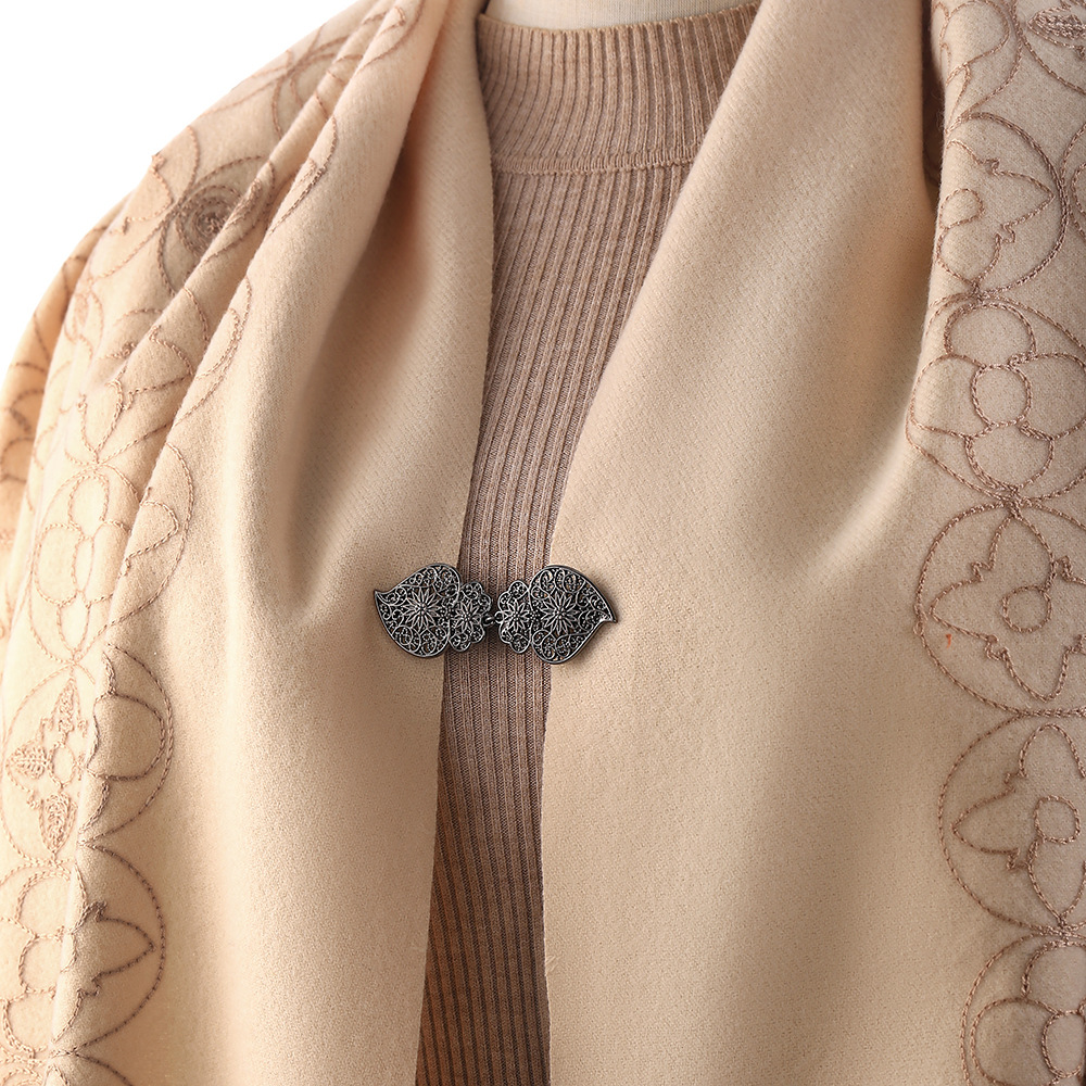 European and American Shawl Scarf Buckle for Women, Retro Alloy Sweater Clip, Anti-Exposure Buckle, Scarf, Clothing Accessories, Personalized