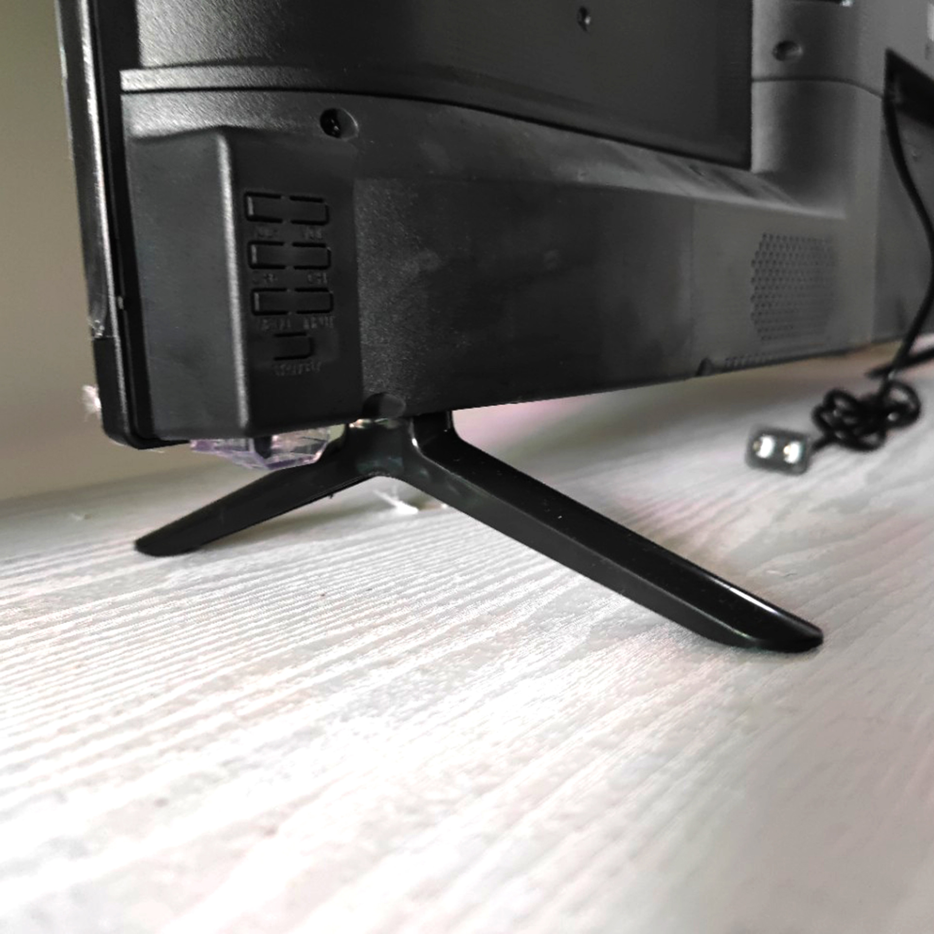 Factory production 24 inch 32 inch 40 inch 43 inch plastic black with base screws separately packaged TV base