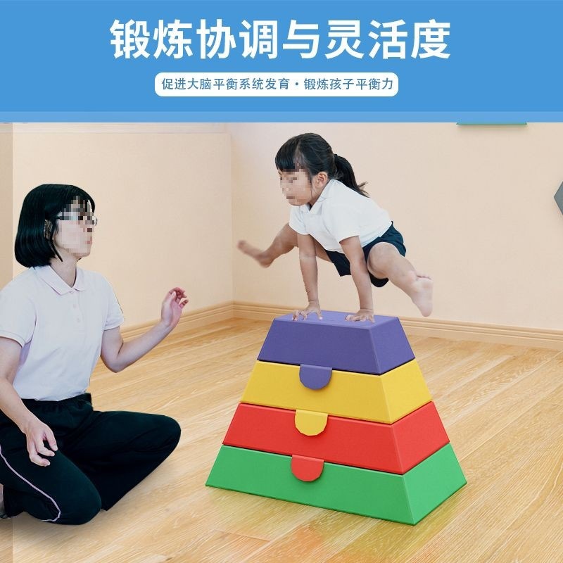 Оборудование для физической подготовки детей: комбинация гимнастической лошади, прыжки на одной ноге, гимнастическая лошадь, козья лестница, прыжковая коробка