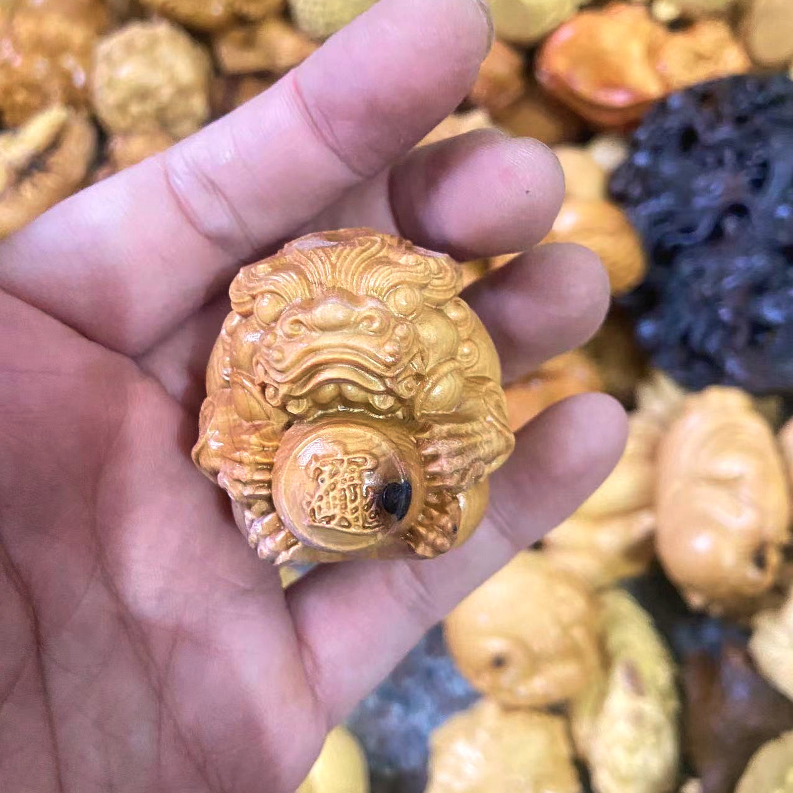 Gold Sandalwood, Cypress, Boxwood, Black Persimmon Wood, Defective Solid Wood Carving, Pixiu Handle, Hot-Selling Products in Scenic Spots, Factory Direct Sales