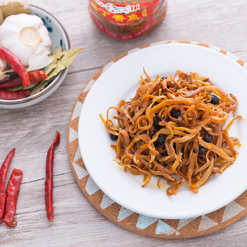 Gulong lilac canned fish factory direct supply small silver fish dry snacks instant rice fast food in stock wholesale 110g