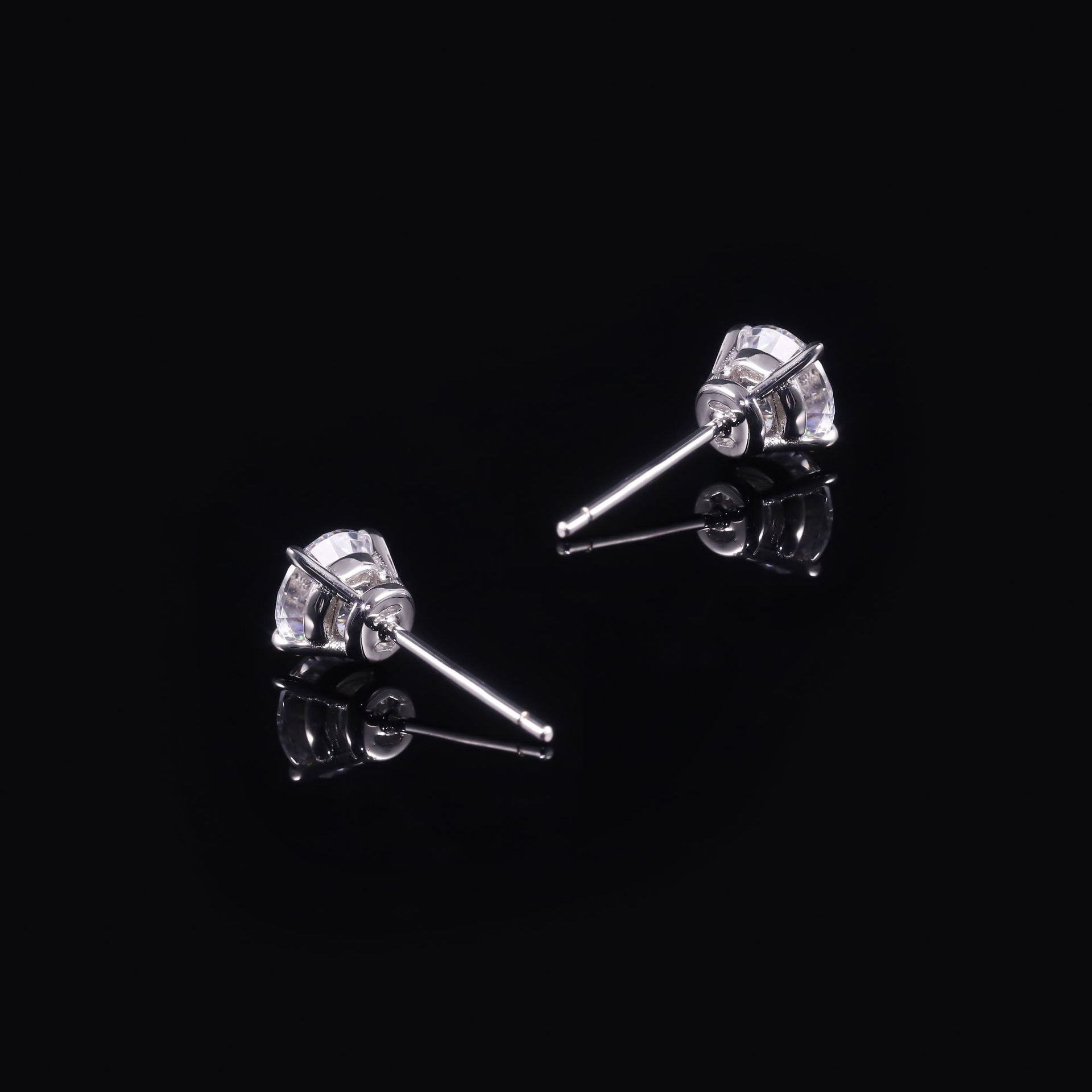 Four-claw earrings classic simple Joker earrings source manufacturers s925 silver 1 karat cultivation diamond earrings for men and women