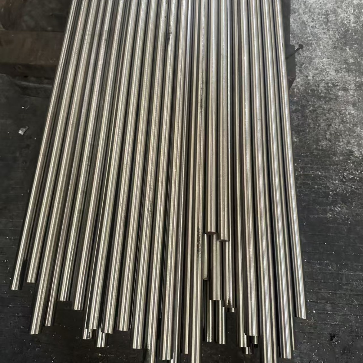 Готовая поставка мартенситной старой стали 18Ni300 Круглая сталь Оптовая и розничная продажа Круглые стальные прутки 18Ni300