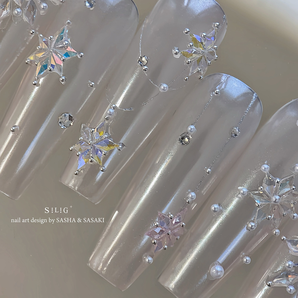Rhombus-Shaped Flat-Bottomed Nail Art Decorations, Mini Rhombus-Shaped Beveled Zircon with Snowflake Rhinestones, White Aurora Iridescent Nail Rhinestones
