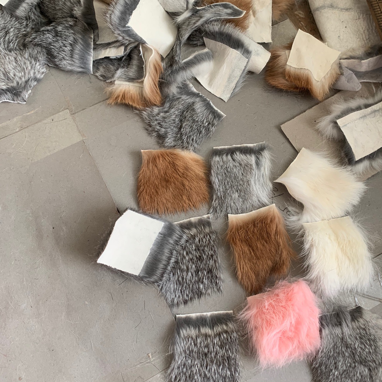 Pet Enrichment Toy Real Fur Friction and Electricity Experimental Equipment Electrostatic Fur Rabbit Skin