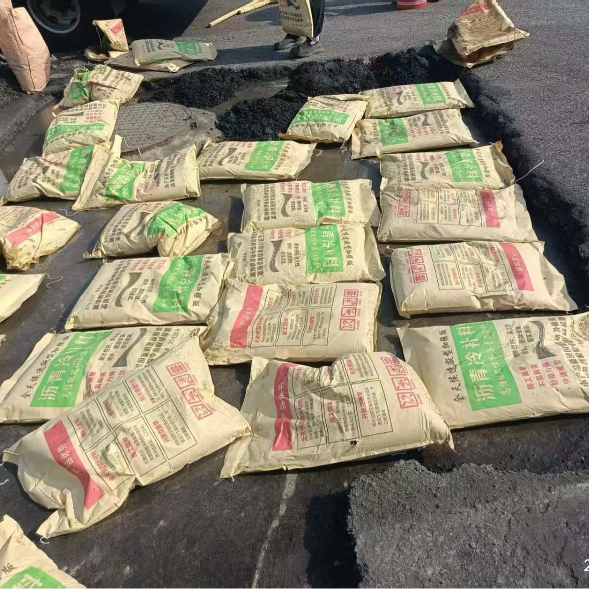 All-Weather Water-Reactive Cold Patch, Fast Curing, High Viscosity, Strong Durability, Factory Supply Available for Wholesale