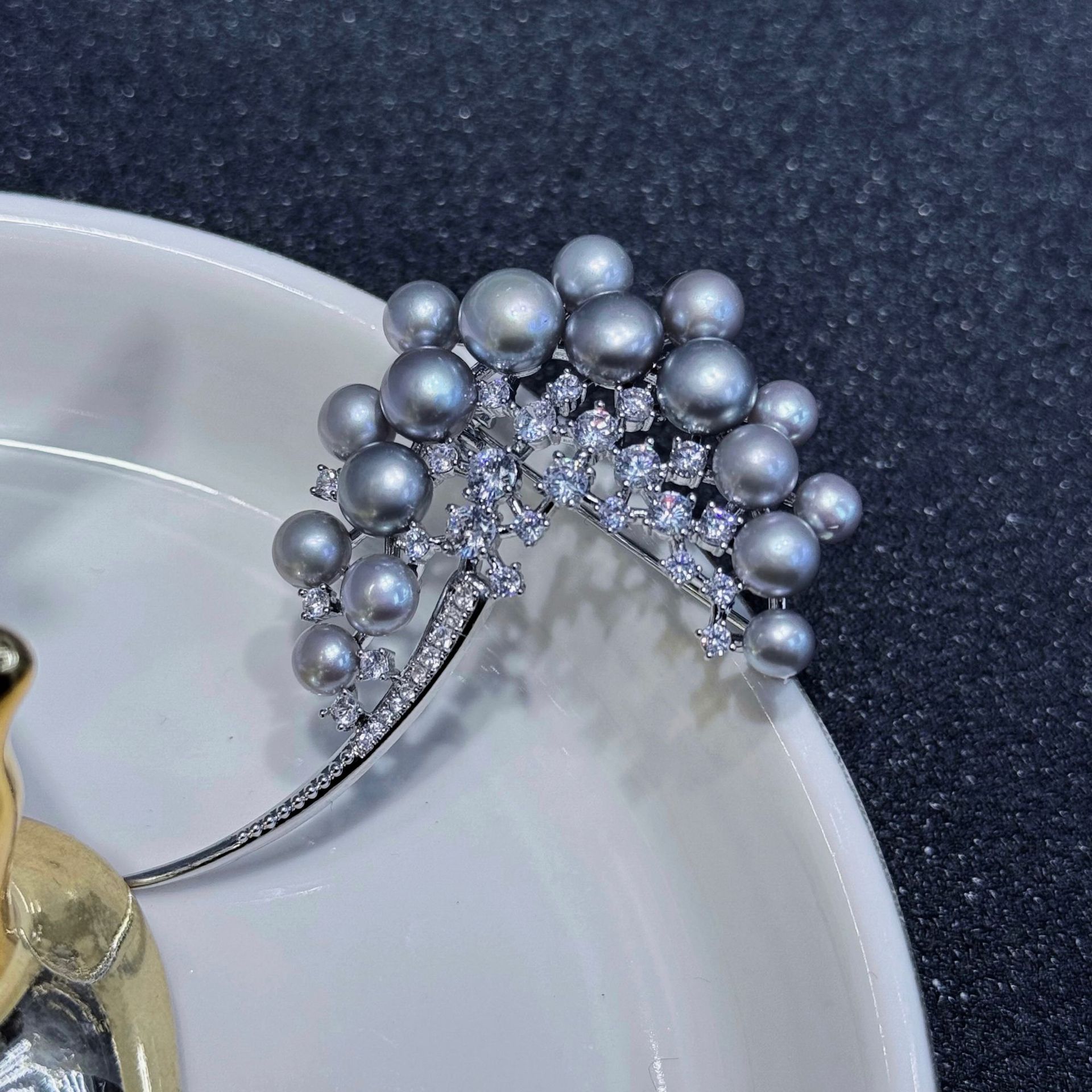 Elegant temperament ins style dandelion multi-bead tian Ran freshwater pearl brooch girl's raw clothes corsage