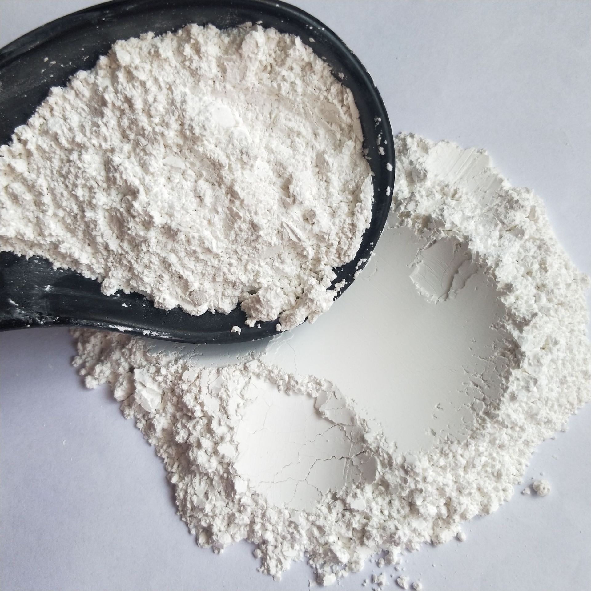 Manufacturer Produces Calcined White Diatomaceous Earth Modified Filter Aid for Coatings, Paints, and Water Treatment, Available in Stock for Moisture Absorption