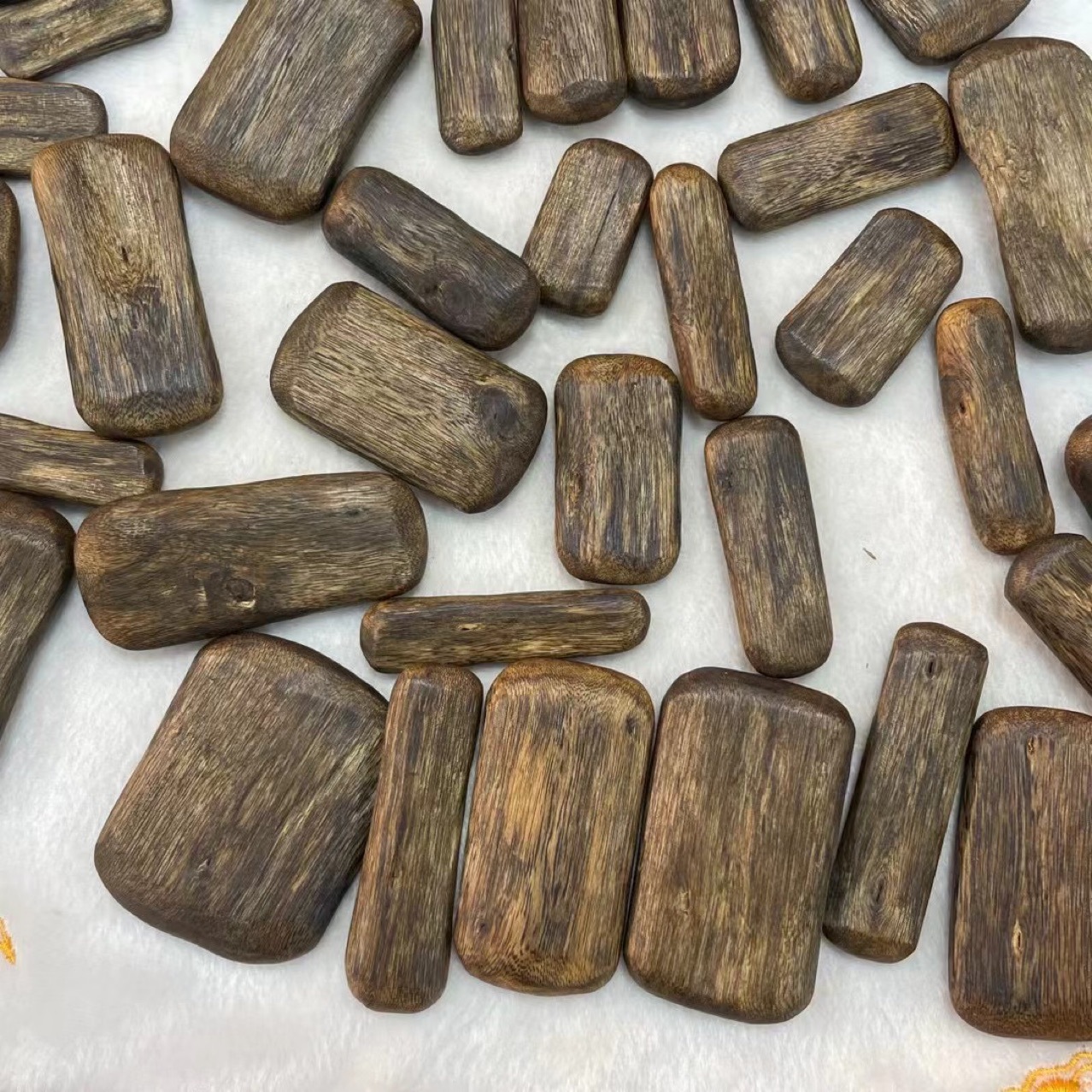 Подвеска из зеленого агарового дерева с высоким содержанием масла, разнообразные формы и уникальный дизайн