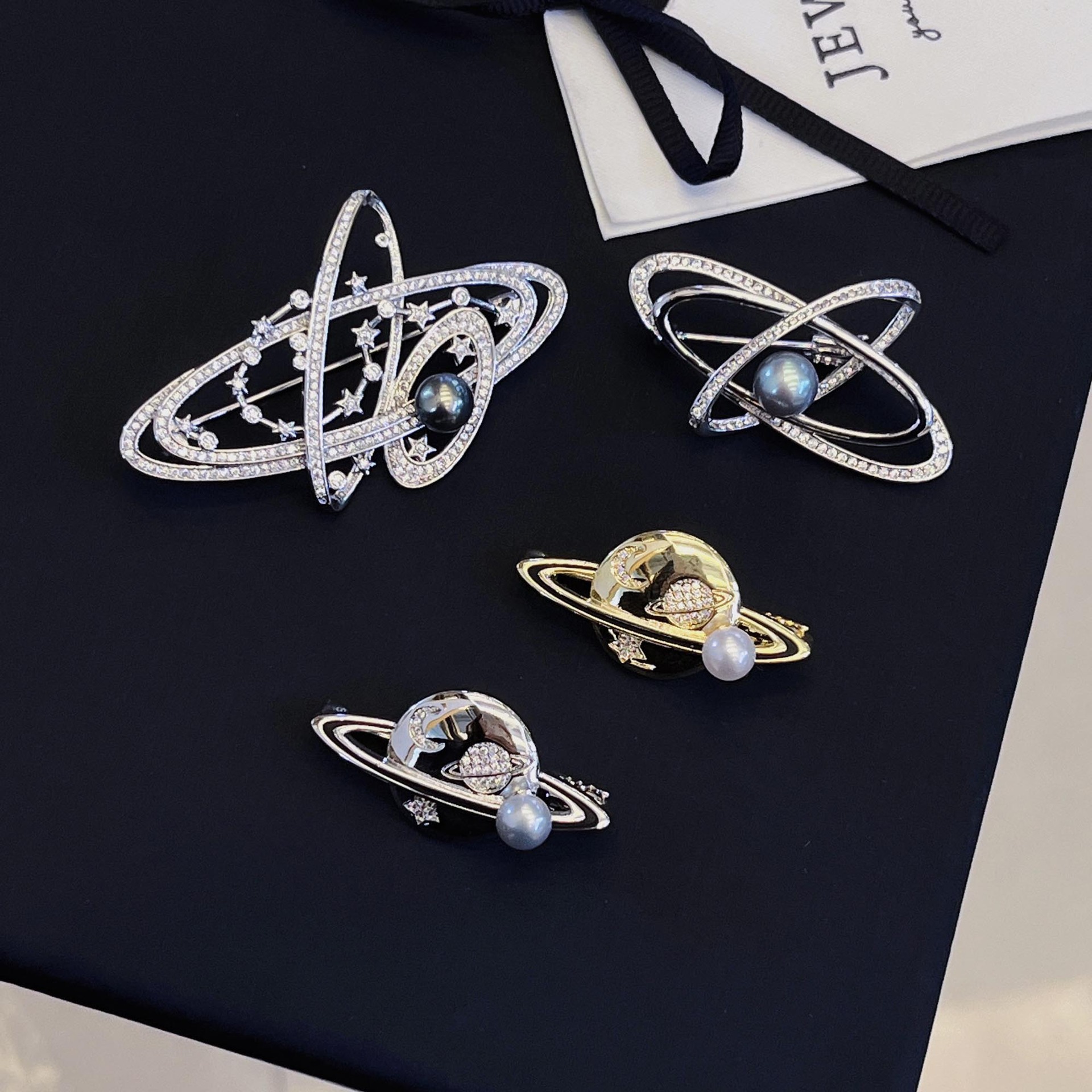 Сияющая брошь Сатурн с полными бриллиантами и пресноводным жемчугом