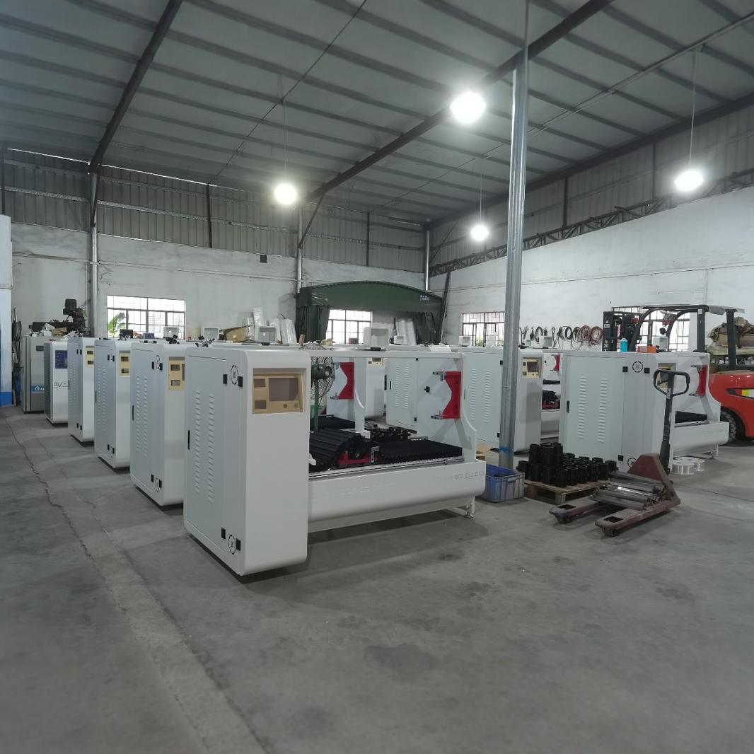 The mute and high precision single-axis cutting table can be equipped with 406 broadknives to cut the full-automatic cutting of plus size VHB adhesive tape.