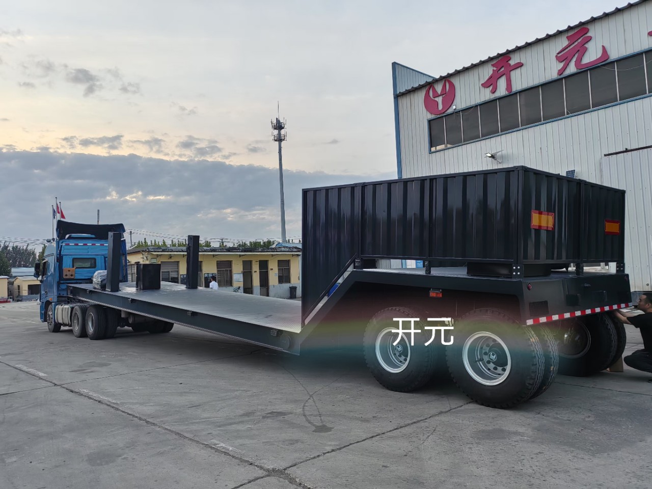 Прицеп для грязевых насосов с шасси и защитным ограждением