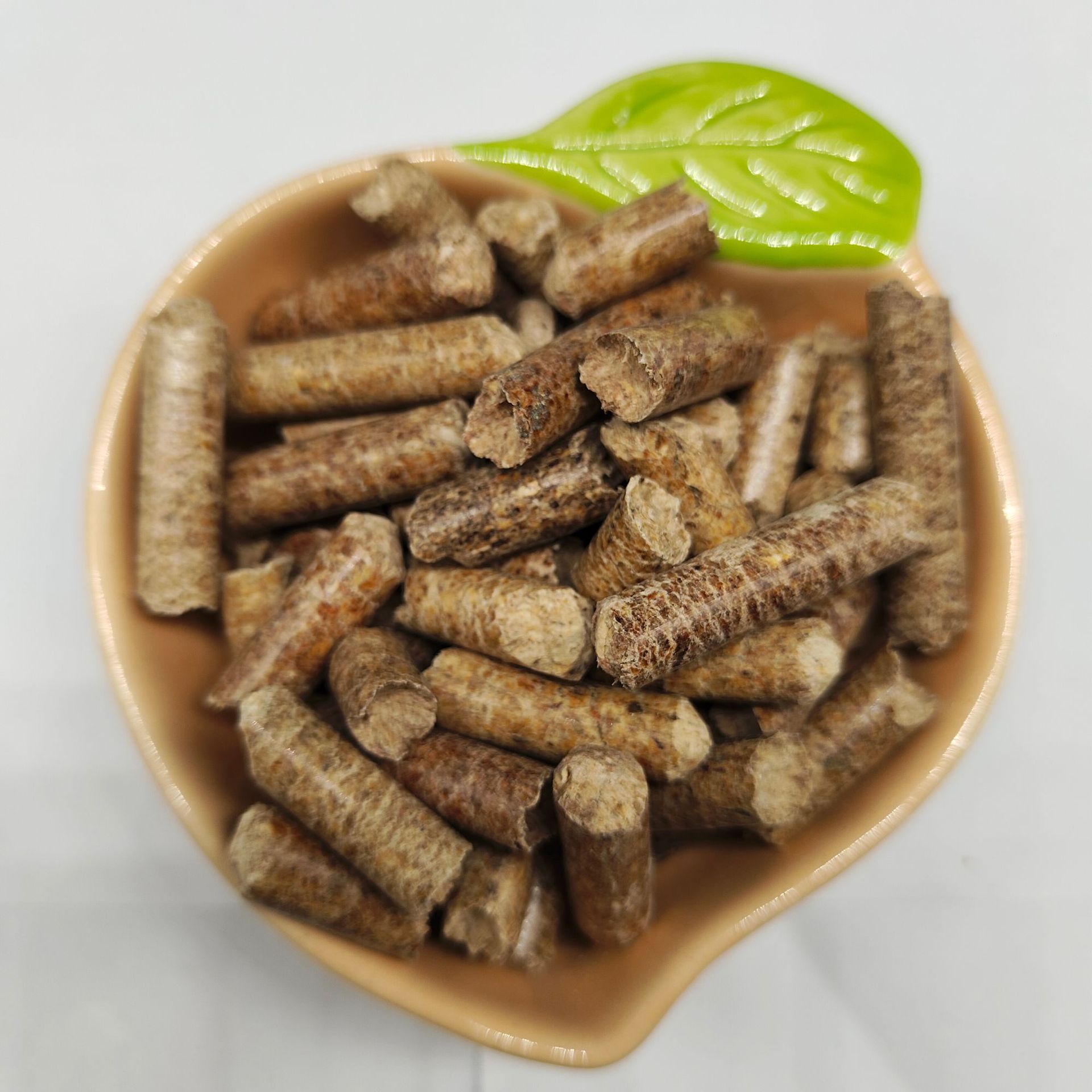 Древесные гранулы, биомассовые древесные гранулы, низкое содержание золы, высокая теплотворная способность, 25кг / мешок