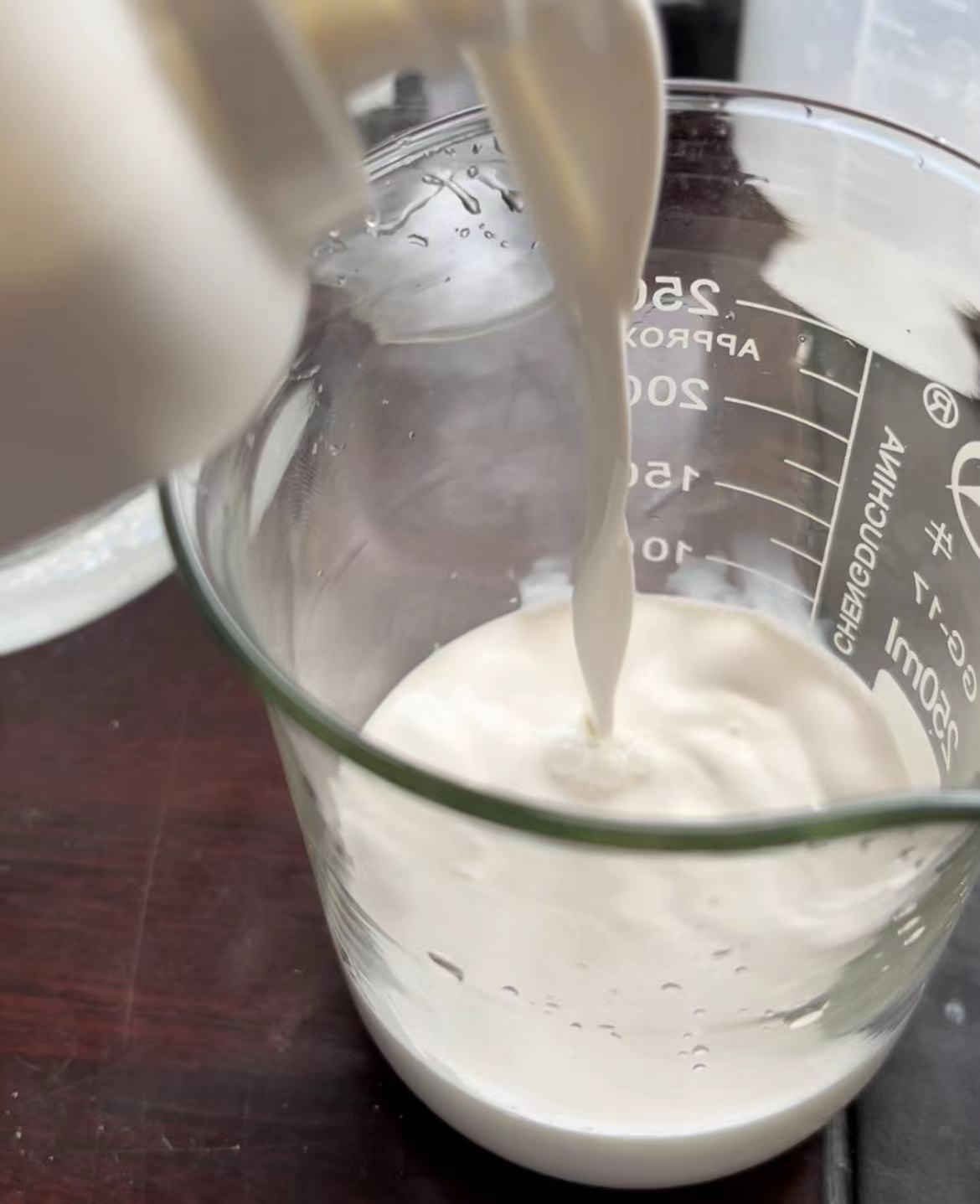 Дисперсия кальцистерата на водной основе, эмульсия с мелкими частицами, стабильная производительность, предотвращает пылевое загрязнение, раствор кальцистерата