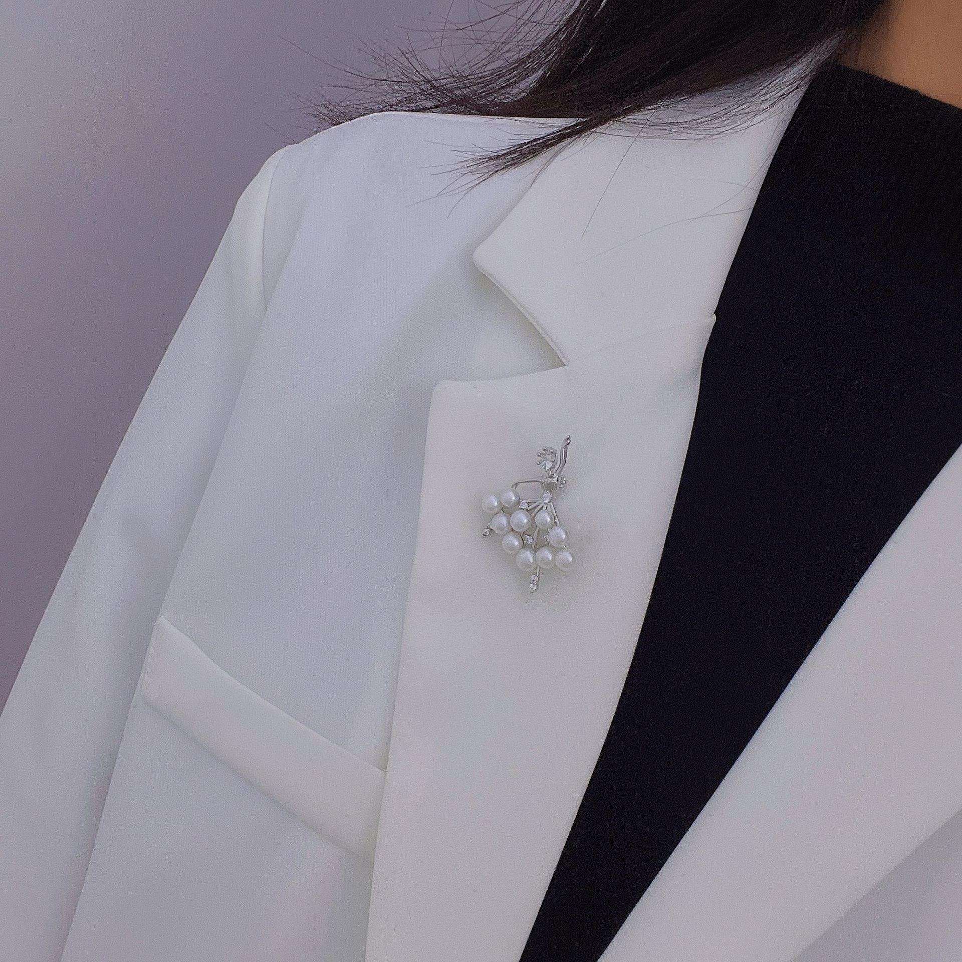 Fashionable essence will enter the Korean version of freshwater pearl corsage wholesale ballet girls brooch ladies coat sweater accessories