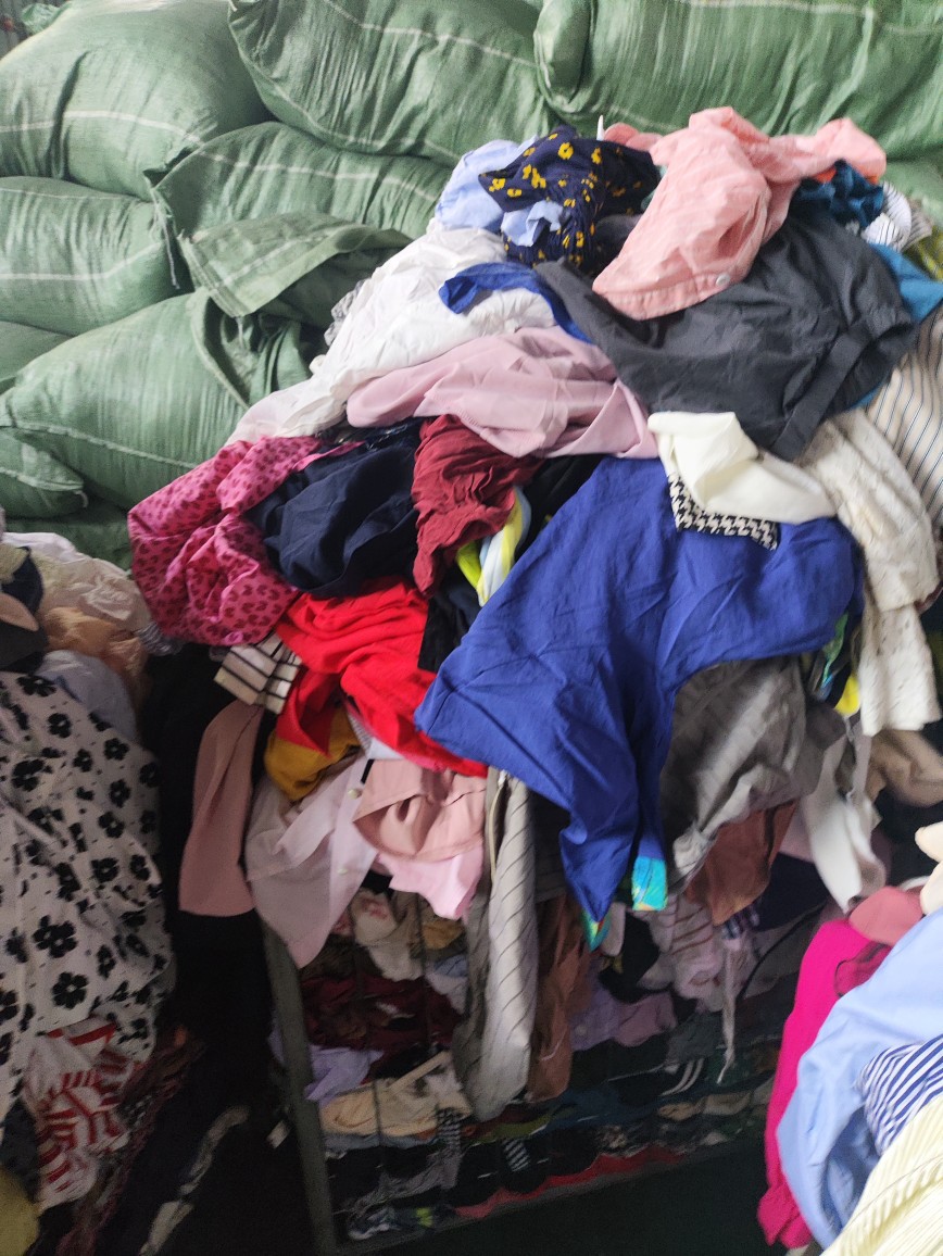 Fashion Cotton Tops Sold by the Pound, Second-Hand Clothes, Old Export to Africa and Southeast Asia, Live Supply Usedclothing