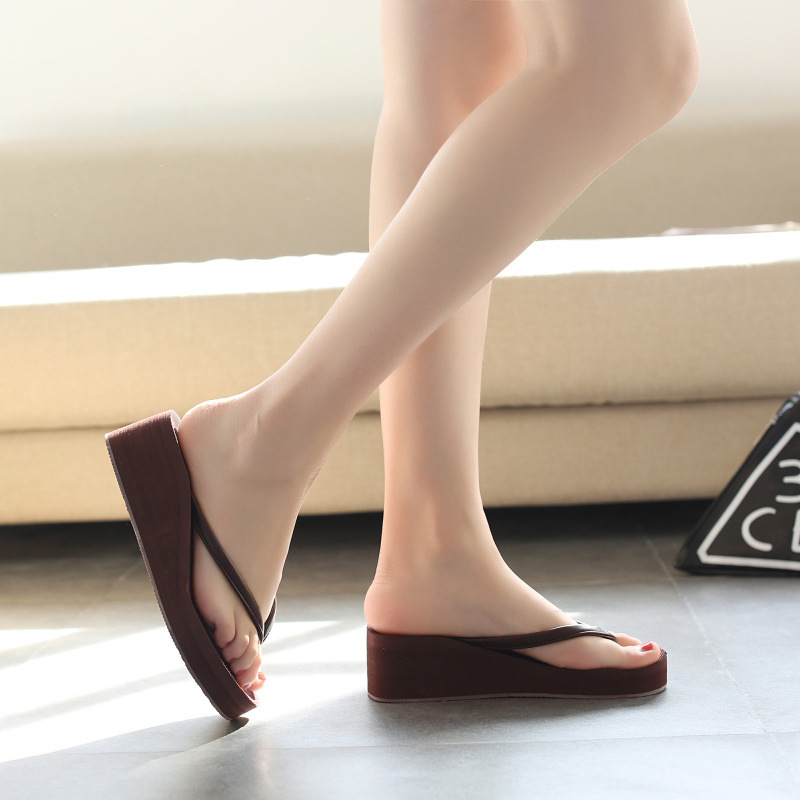 Factory direct summer flip-flops female Korean version of thin belt wear non-slip mid-heel high-heeled beach sandals women wholesale