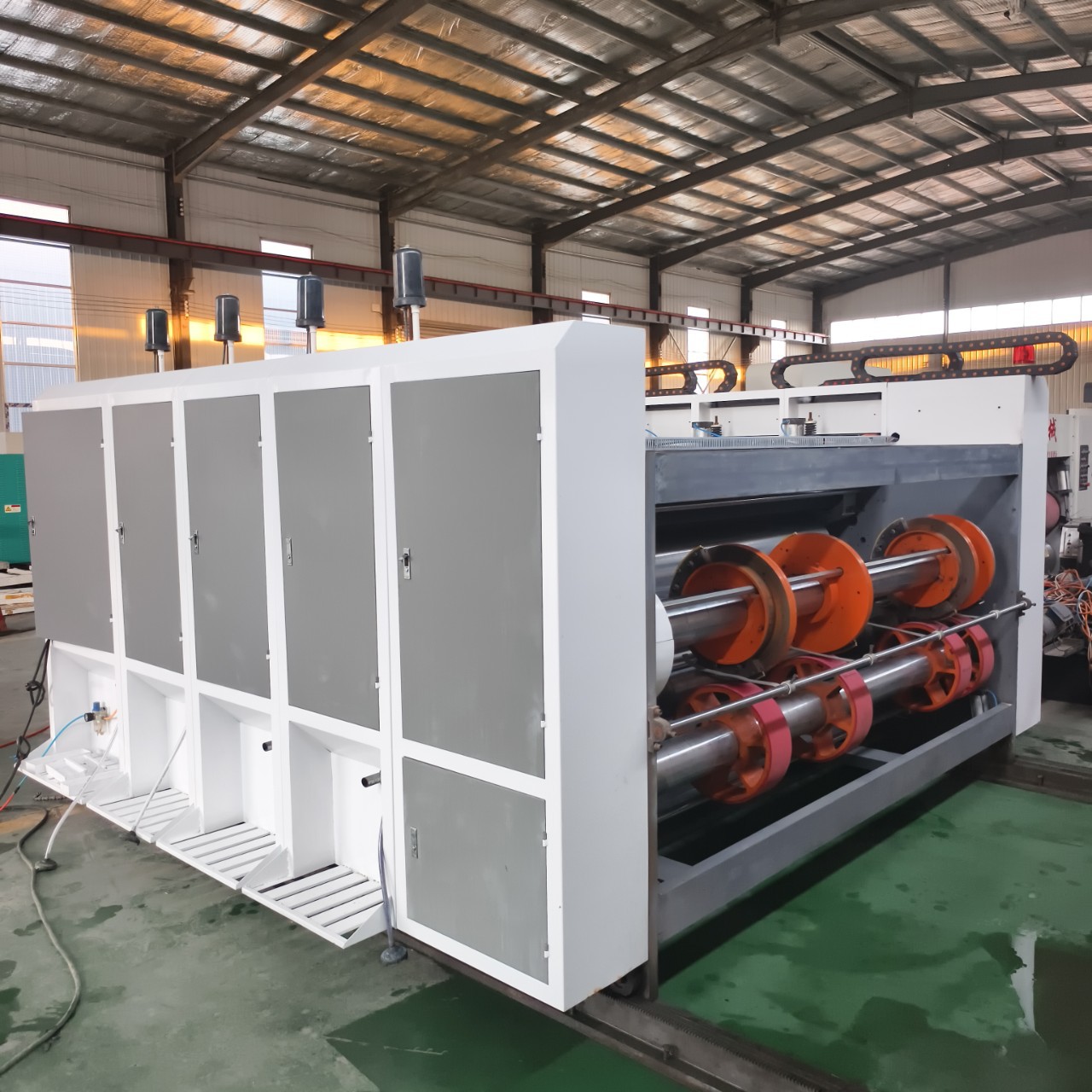 Одна новая четырехцветная машина для печати, высечки и нарезки типа 2800, четырехцветная машина для печати на картоне, машина для печати на картоне на продажу