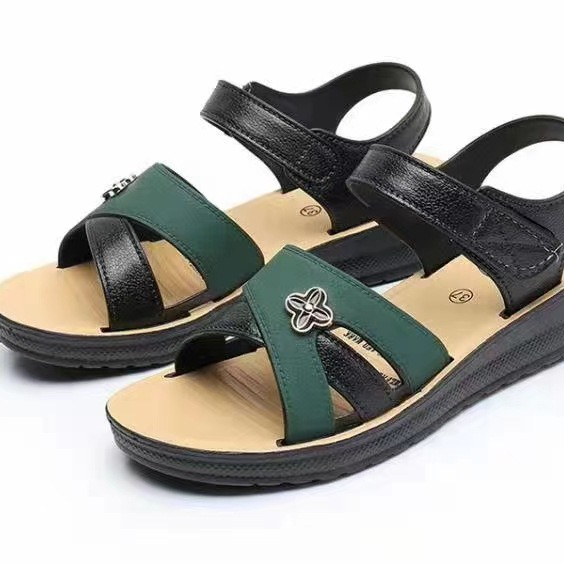 Summer new fashion middle-aged and elderly women's wedge sandals non-slip wear-resistant outer wear breathable platform mom shoes wholesale