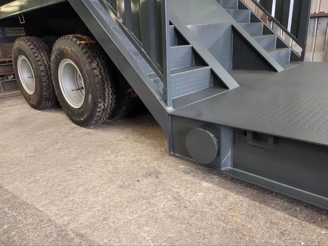 Ground Trailer Desert Tire Mud Pump Trailer Rig Chassis Walkway Guardrail