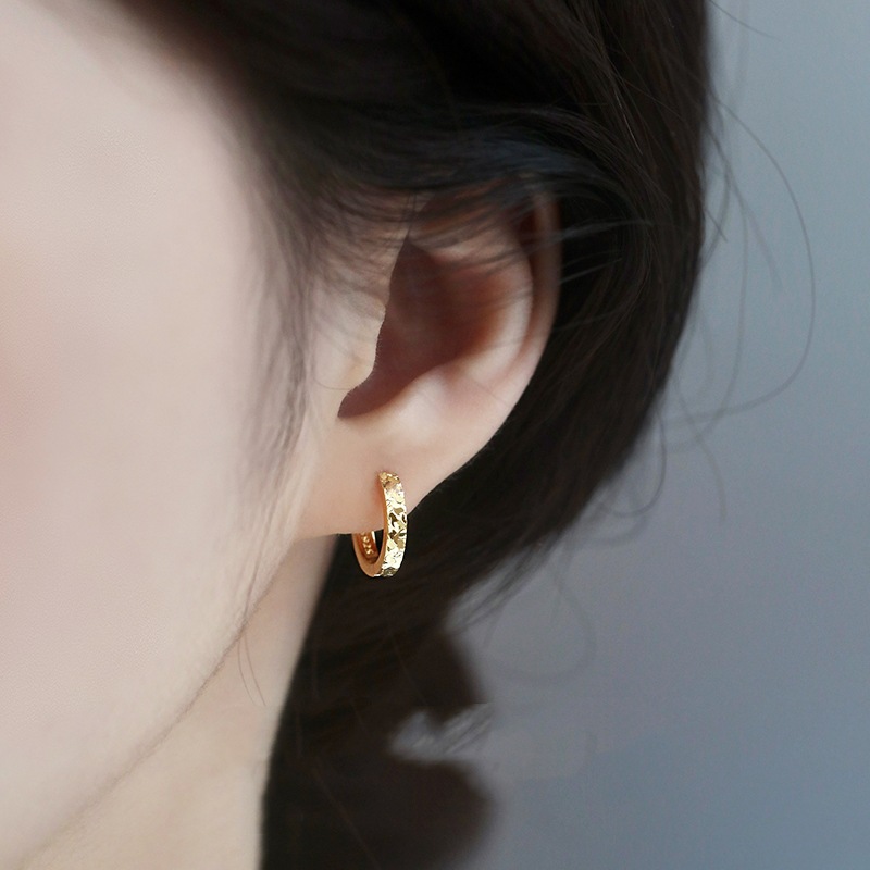 18K Gold Crushed Ice Earrings Au750 Colored Gold Fashionable Commuter Style Simple Popular Light Luxury Versatile Earrings Mother-Of-Pearl Gold