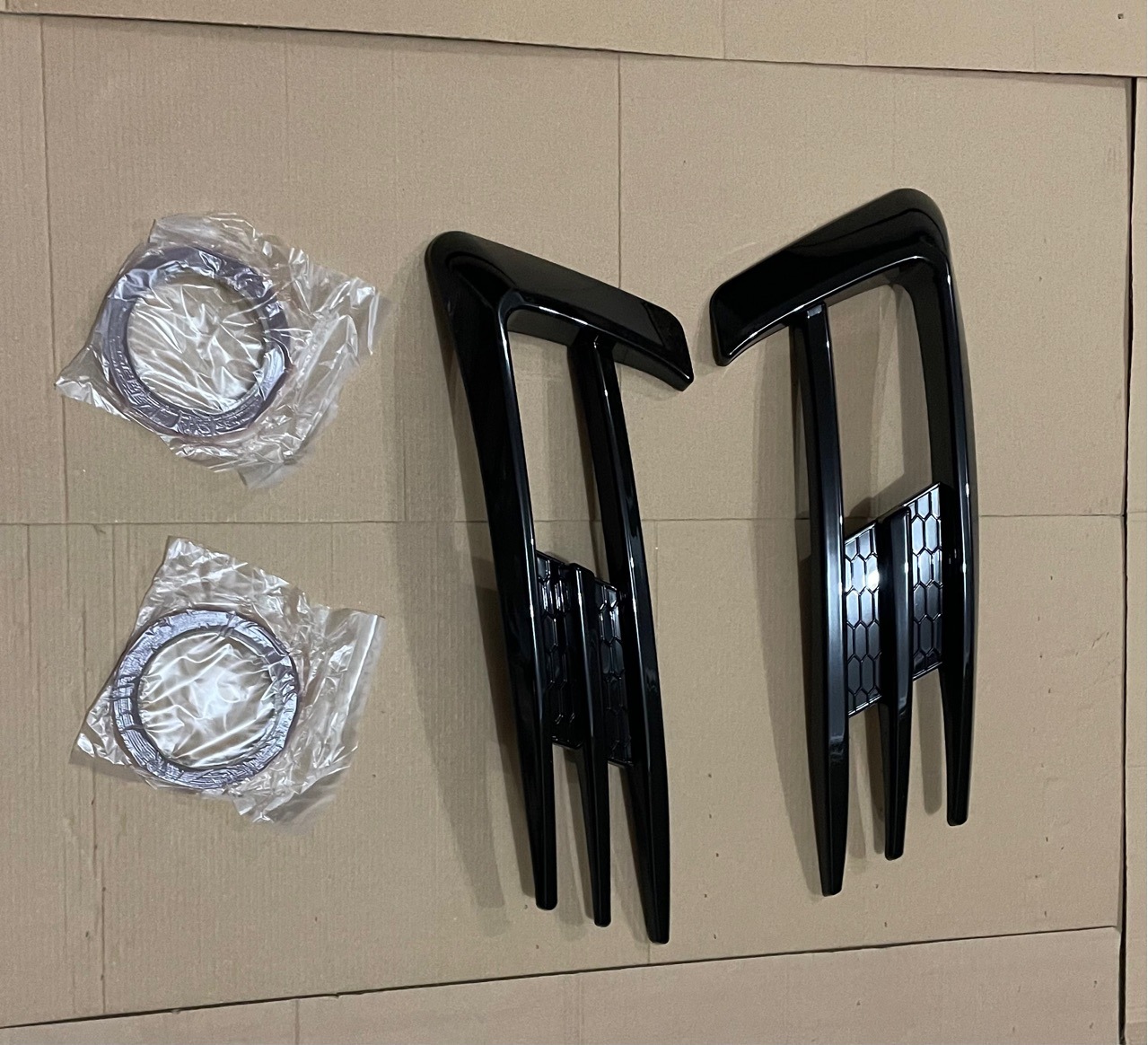 Suitable for Golf 7 generations 14-17 modified GTI fangs fog lamp frame carbon fiber bright black fog lamp decorative frame