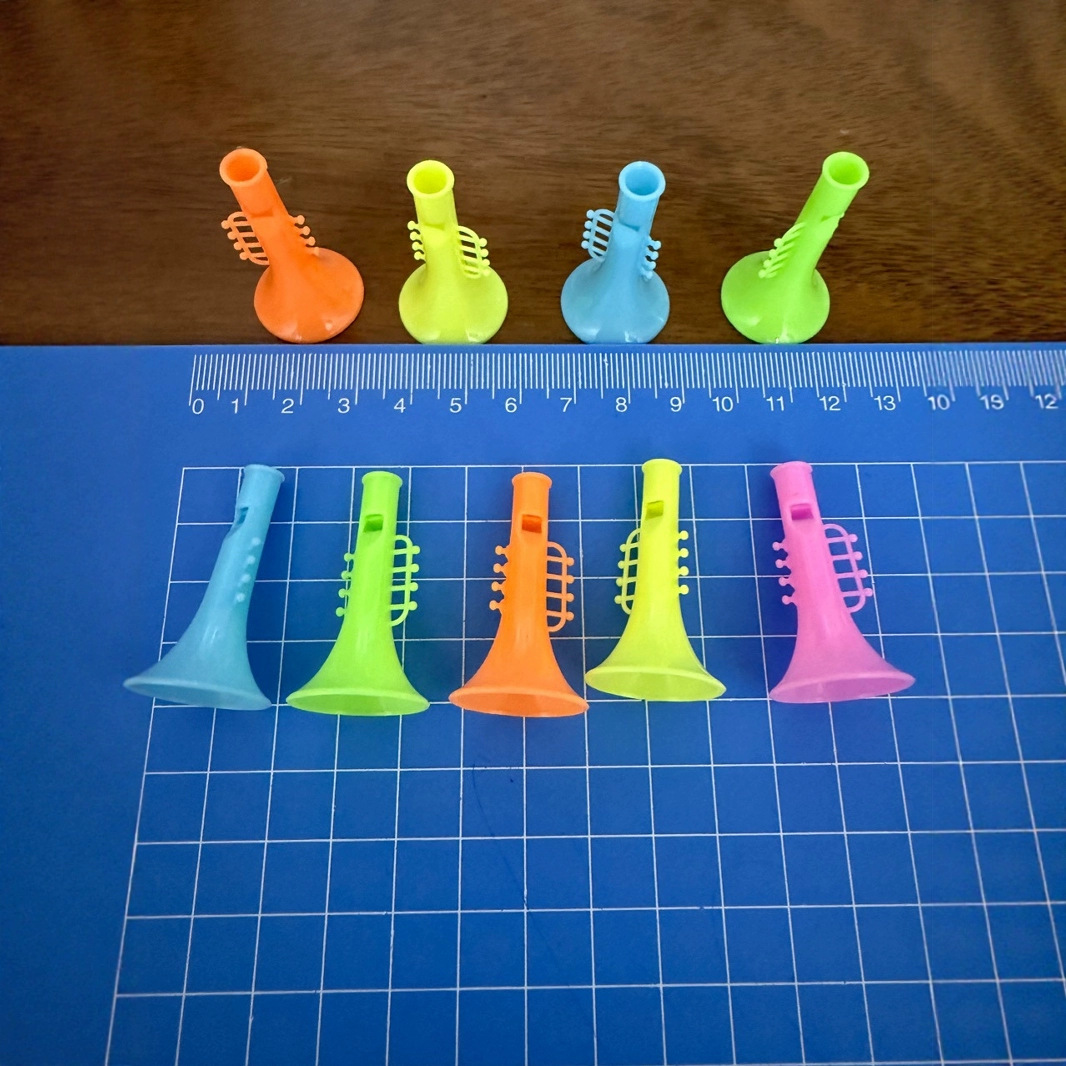 Оптовая мини световая цветная громкоговоритель маленький свисток детский подарок маленькая игрушка золотое яйцо подарок