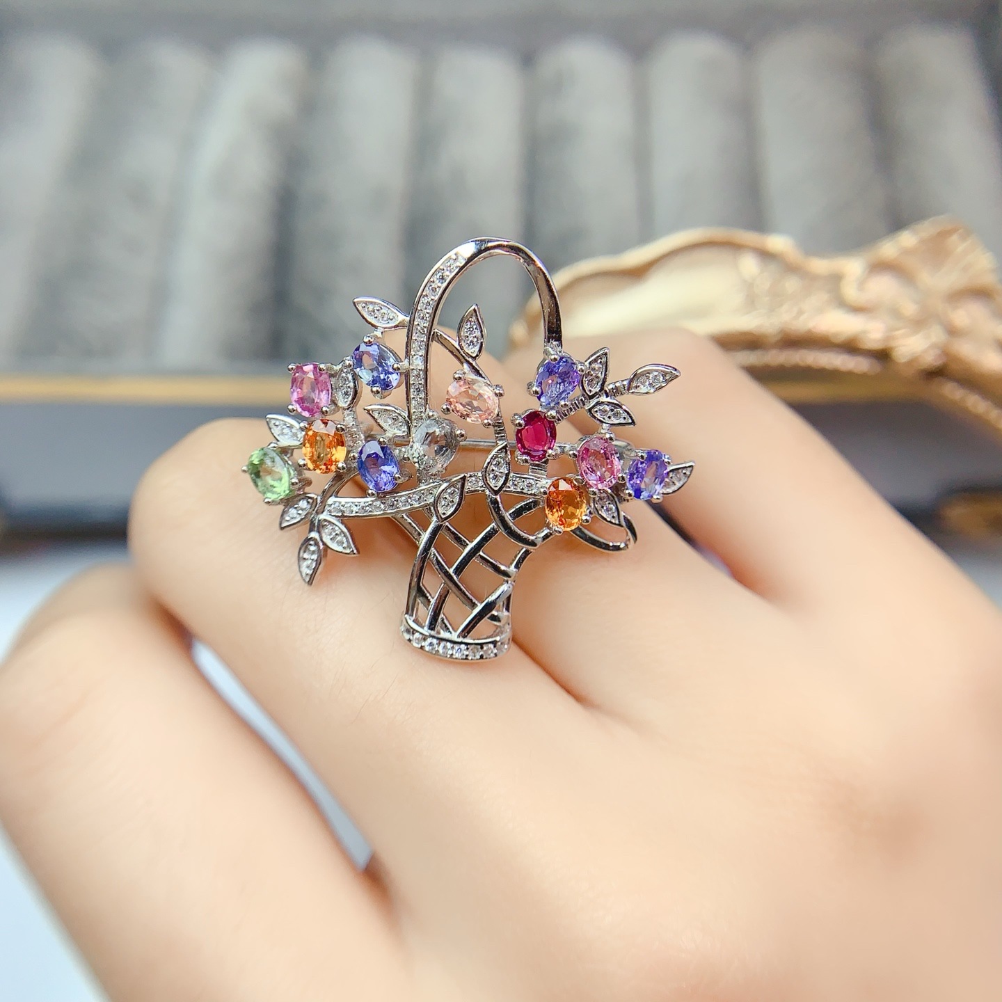 Оптовая продажа популярной натуральной цветной сапфировой броши S925 из серебра с инкрустированным основным камнем 3*4, популярная в Европе и Америке, в одном экземпляре