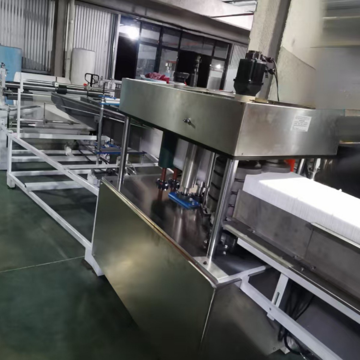 Поставка машины для складывания одноразовых нетканых простыней, специальной машины для массажных простыней в салонах красоты