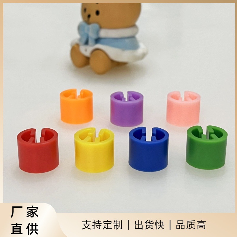 Индивидуальная пластиковая круглая алфавитно-цифровая метка размера с трехсторонней и двухсторонней печатью для вешалок для одежды