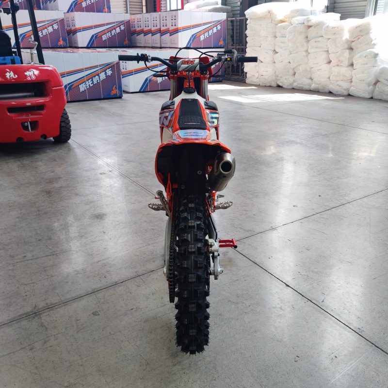 Stoner Stn Off-Road Motorcycle Comes Standard with V8-Nb 15kg Wheel Motorcycle, Large Fuel Tank, Front and Rear Disc Brakes