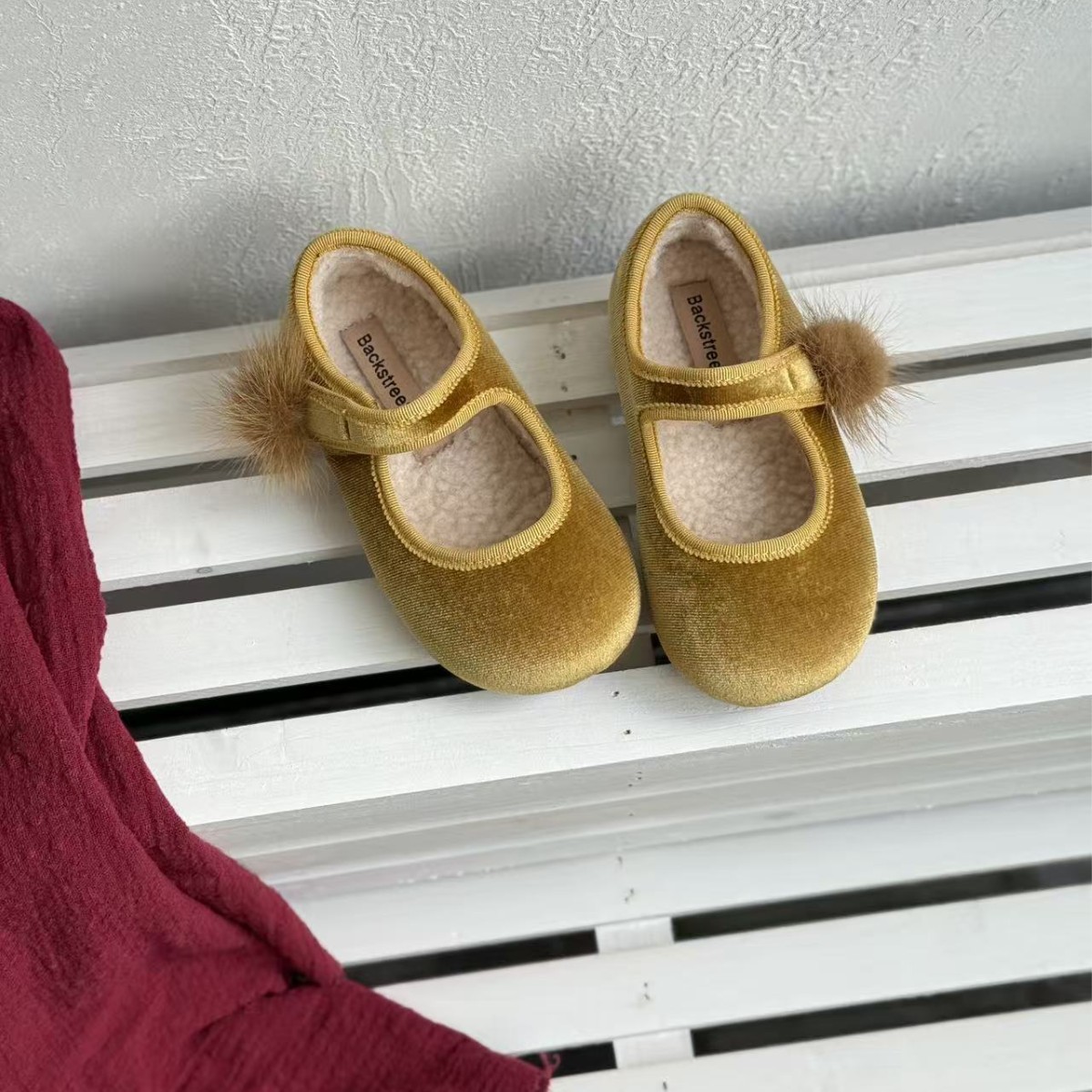 Girls' Flats 2025 Autumn and Winter New Velvet Princess Shoes Cute Fur Ball Mary Jane Flats Soft Sole Versatile for the New Year